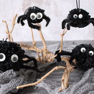 PomPom-Spinnen für Halloween kinderleicht selber basteln. Einfache Halloween Deko-Idee auch für Kinder