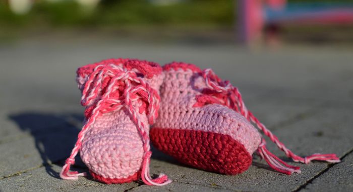 F&uuml;r die ersten Schritte im Leben: Liebevoll selbstgeh&auml;kelte Babysch&uuml;hchen