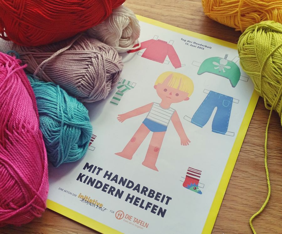 Kindern helfen mit Stricken, H&auml;keln und N&auml;hen am Tag der Handarbeit 